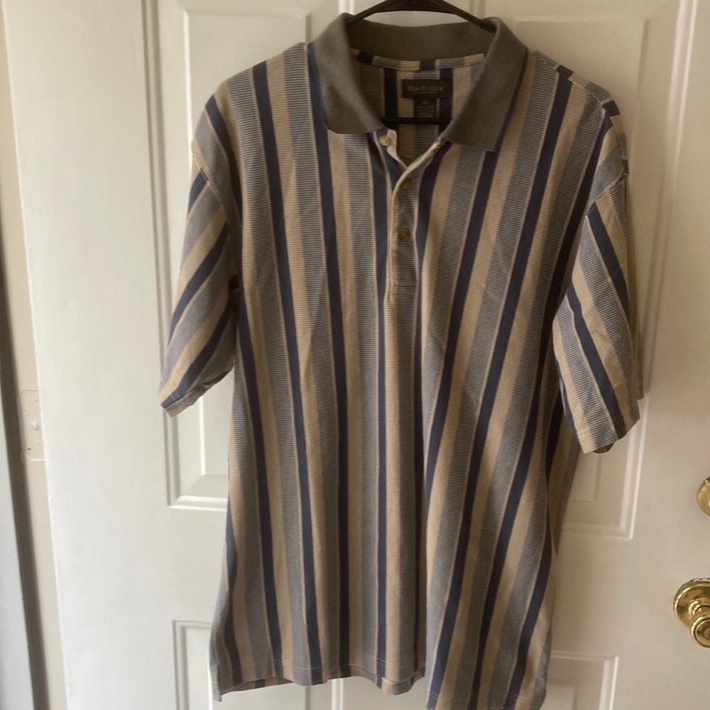VanHeusen men’s Size XL short sleeve 65%poly/35% cotton polo shirt with collar